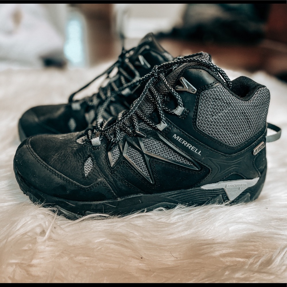 Merrell Men’s Waterproof Hiking Boot Moab Vibram